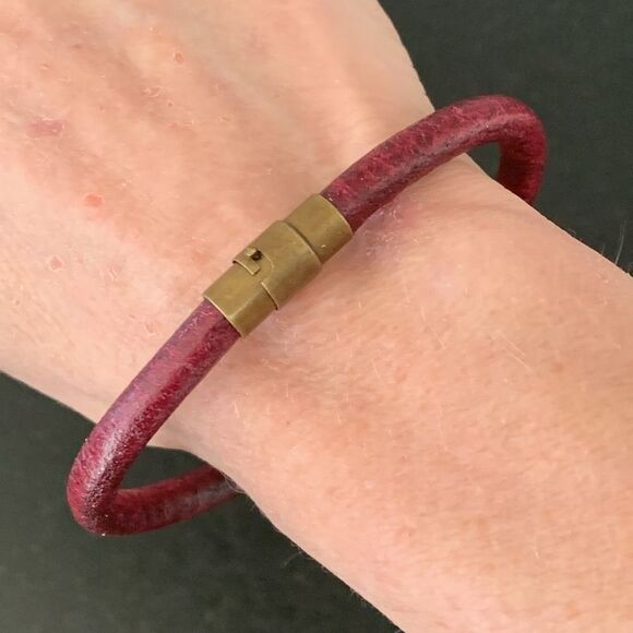 Genuine Leather Luxury Red Bracelet 8” w/ Antique Brass Clasp - Unisex Gift NEW - Picture 6 of 8